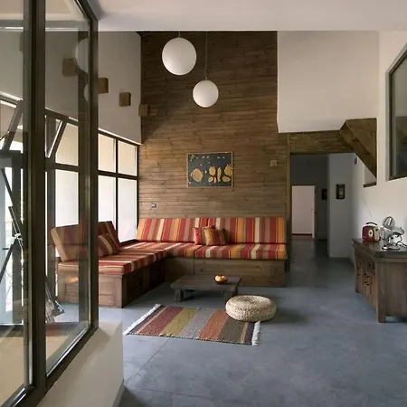 The Reddoorshouse * Solishta